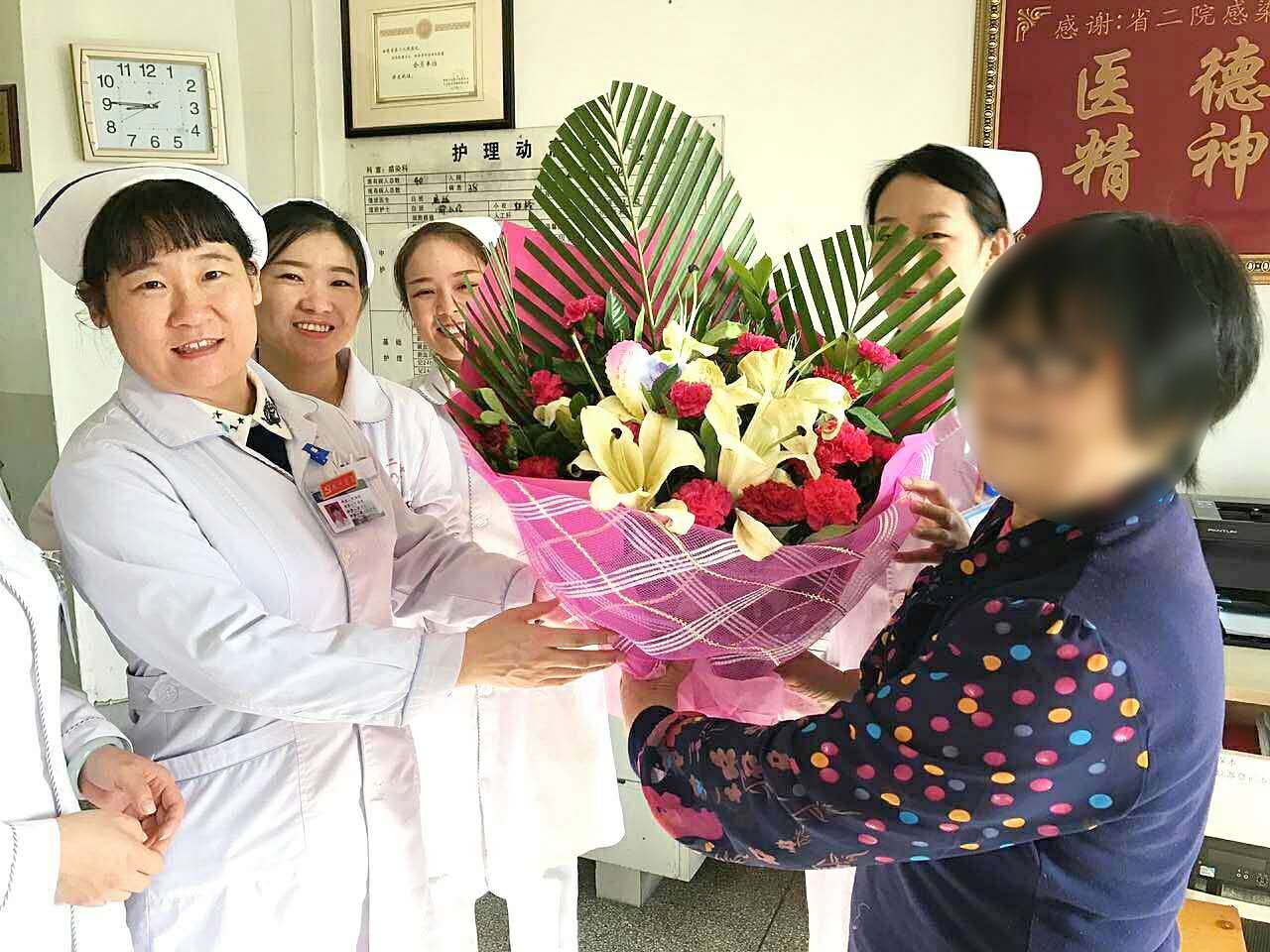 落實(shí)優(yōu)惠政策，加大扶持力度。養(yǎng)老本身就是個社會問題，需要全社會的重視和參與。當(dāng)前云南各地民營敬老院、托老所已有不少，但同民政部門辦的敬老院、托老所等相比，還存在著政策支持、經(jīng)費(fèi)保障、經(jīng)營風(fēng)險等困難。推動社會化養(yǎng)老產(chǎn)業(yè)發(fā)展，讓民營養(yǎng)老服務(wù)機(jī)構(gòu)發(fā)揮更大作用，需要政府部門切實(shí)轉(zhuǎn)變觀念，落實(shí)優(yōu)惠扶持政策，加強(qiáng)機(jī)構(gòu)監(jiān)督管理，營造更好的發(fā)展空間。